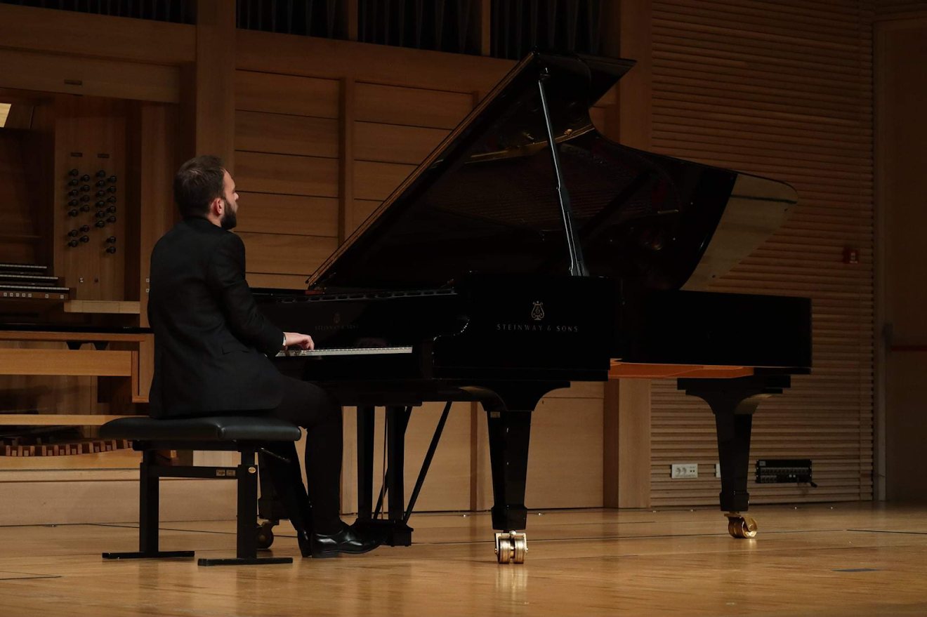 Božidar Vlašić za Steinwayem na pozornici